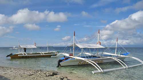 dive boats in moalboal